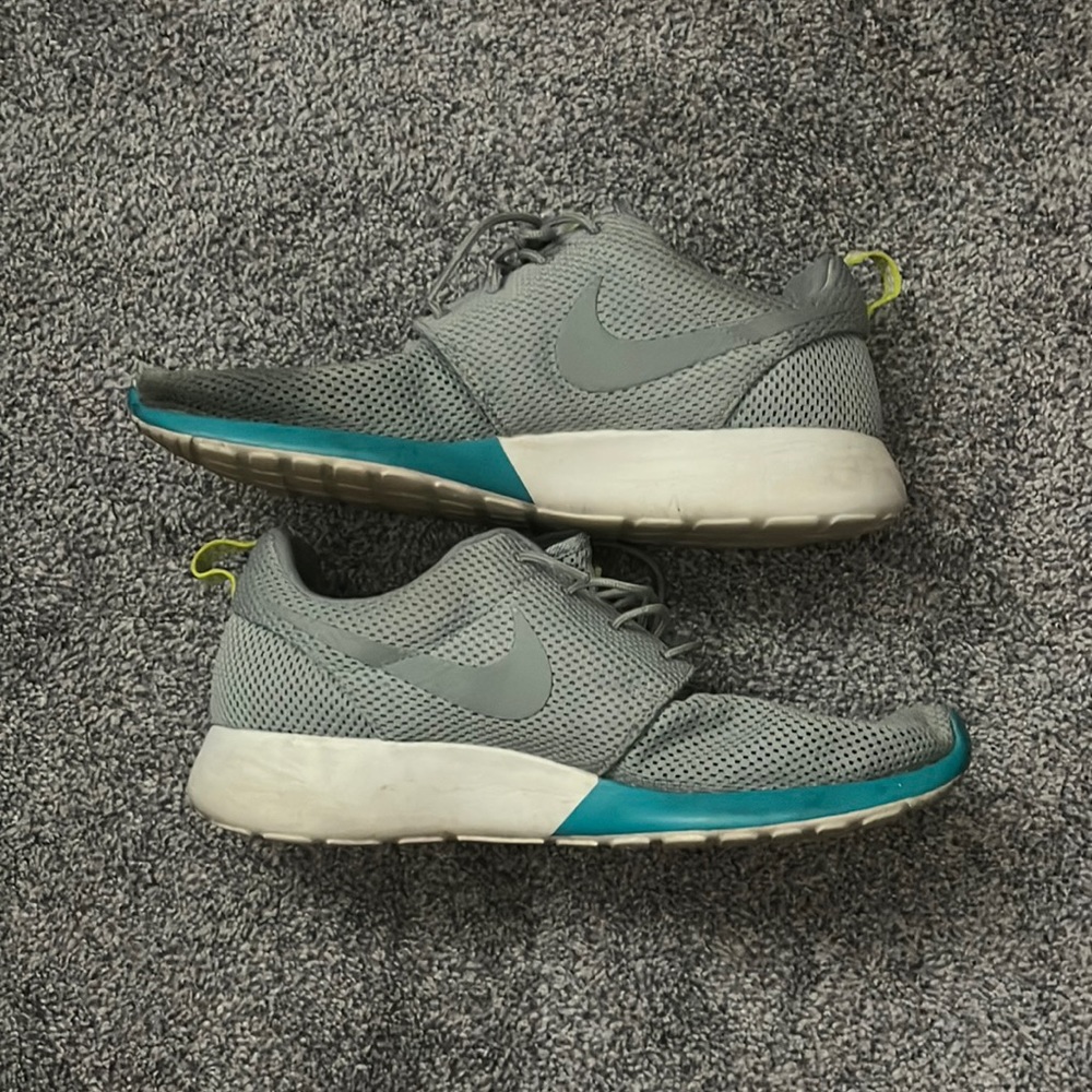 Used - Nike Roshe Run Sneaker - Sz 10.5
